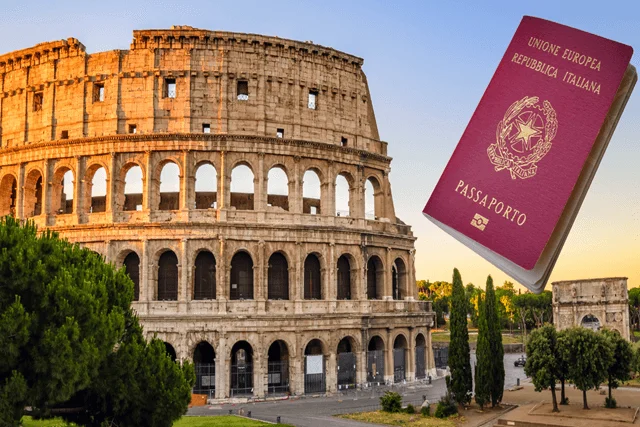 Detalhe de passaporte ao lado do Coliseu de Roma