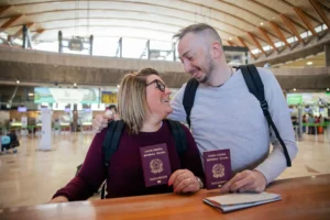 Como conseguir cidadania italiana. Casal italiano com passaporte nas mãos