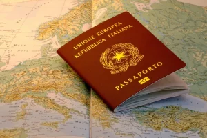 Passaporte italiano sobre mapa europeu