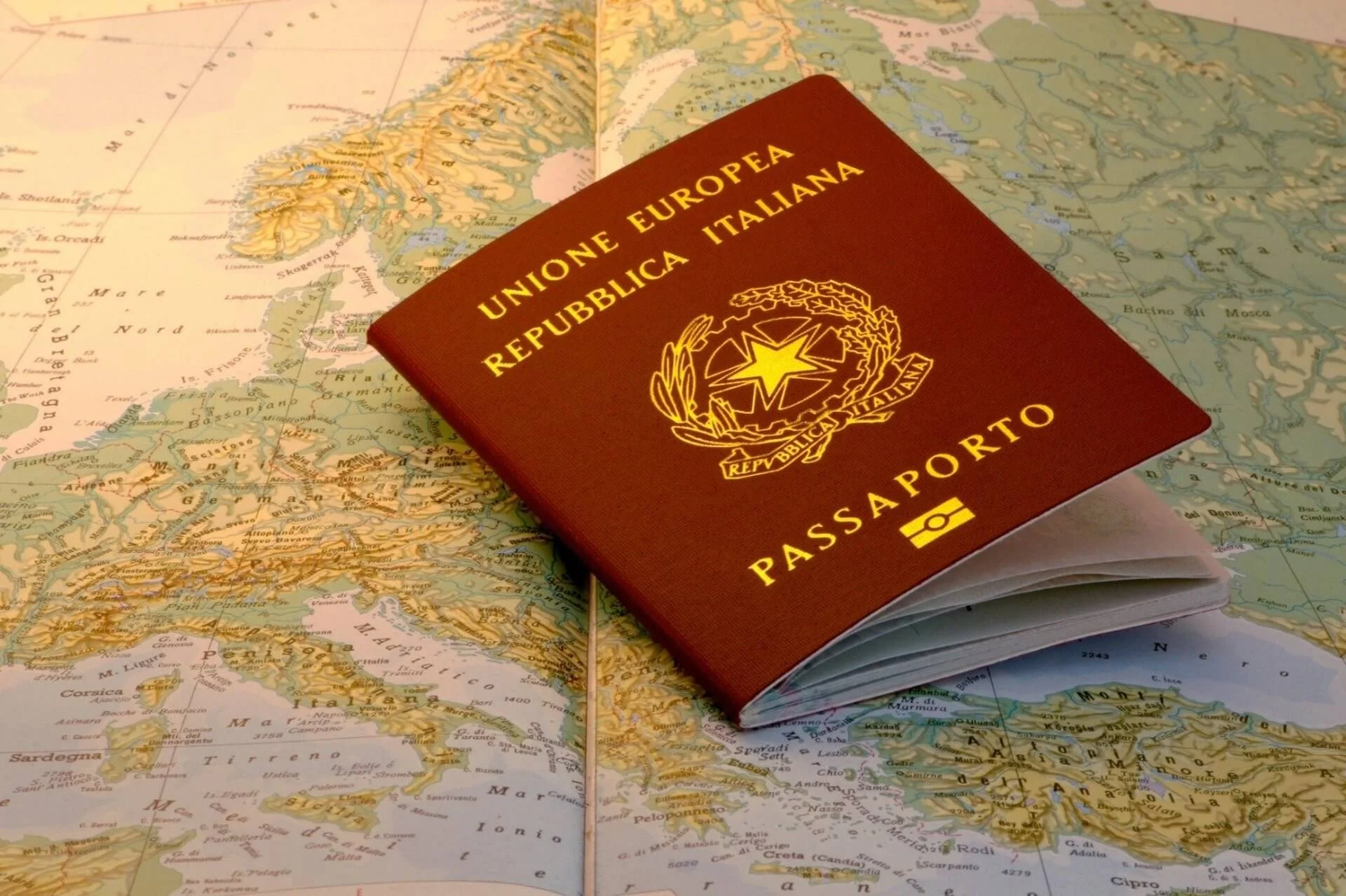 Passaporte italiano sobre mapa europeu