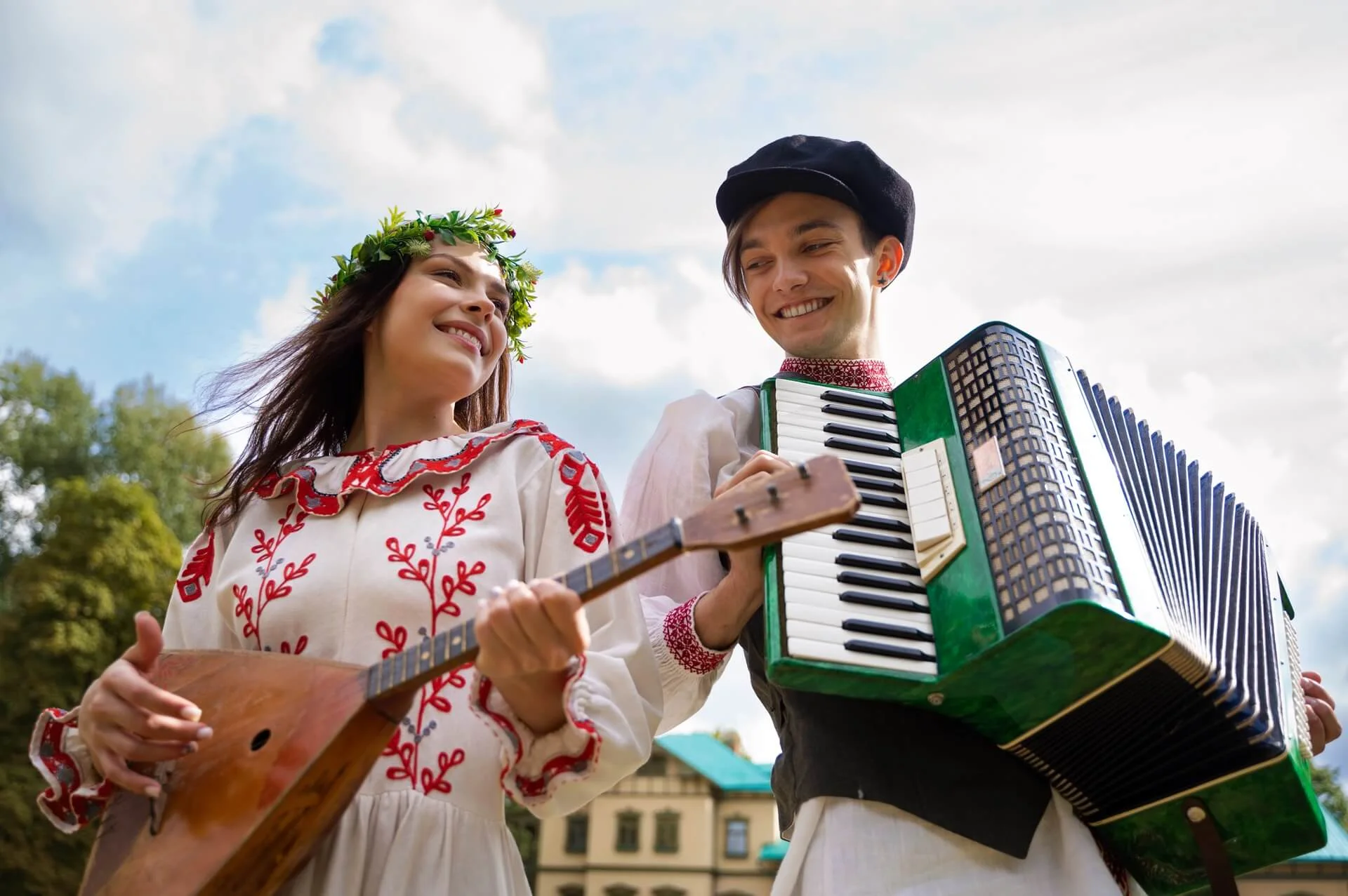 Casal jovem dançando música folclórica