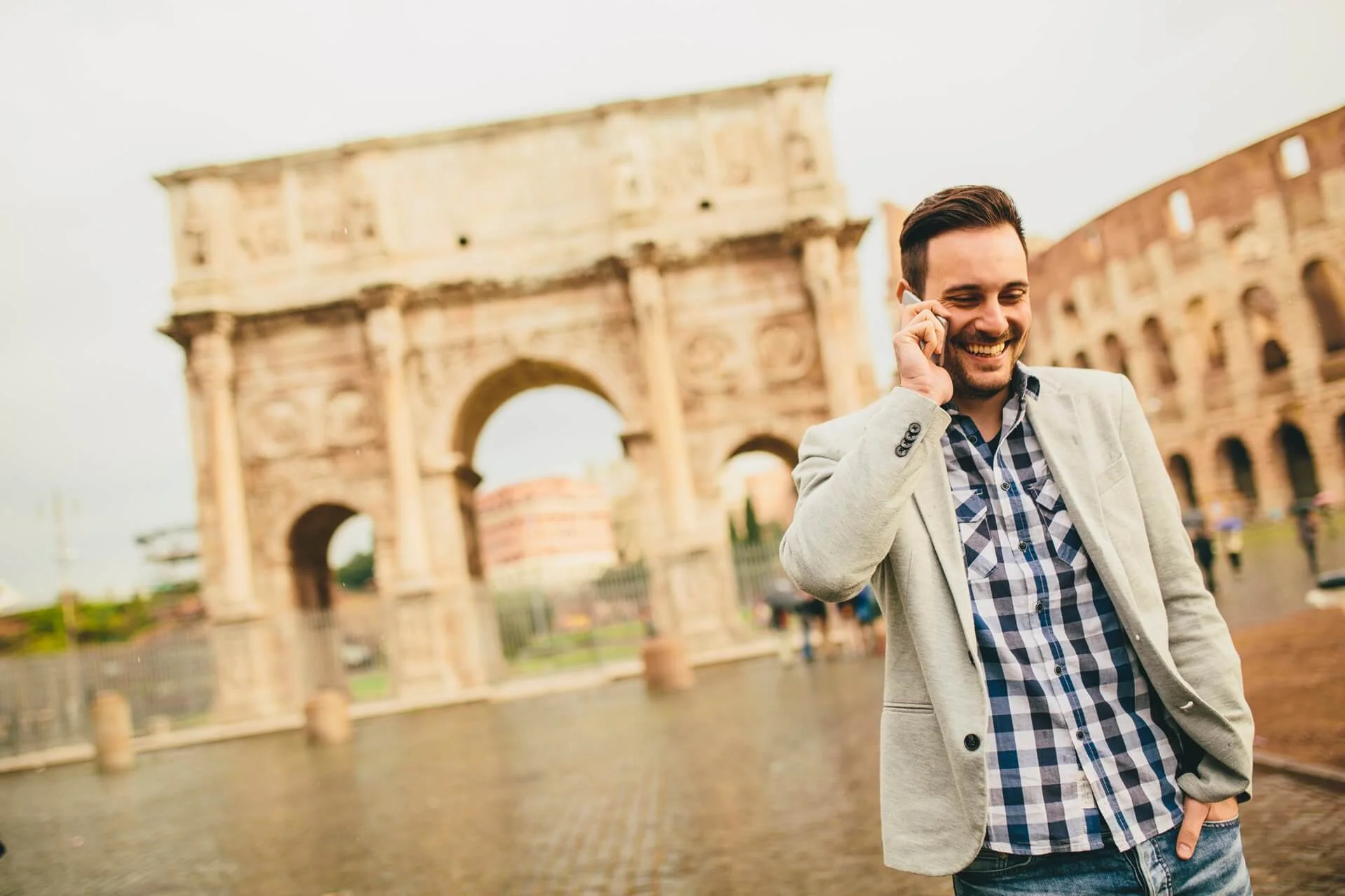 Empreendedor caminhando em Roma, Itália