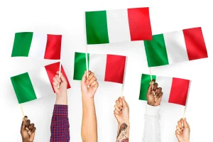 Mãos de pessoas com nome italiano segurando a bandeira da itália
