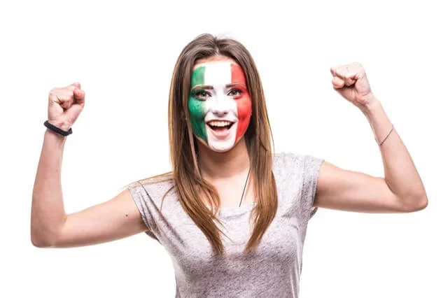 Mulher com bandeira italiana desenhada no rosto