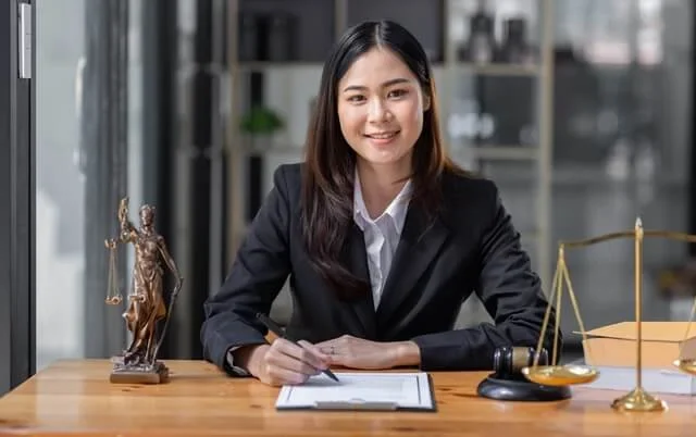 Mulher trabalhando judicialmente