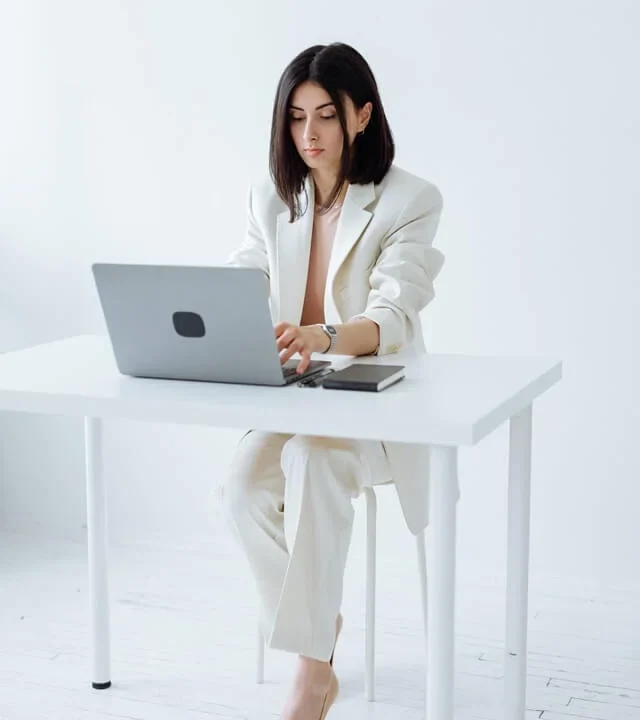 Mulher usando laptop