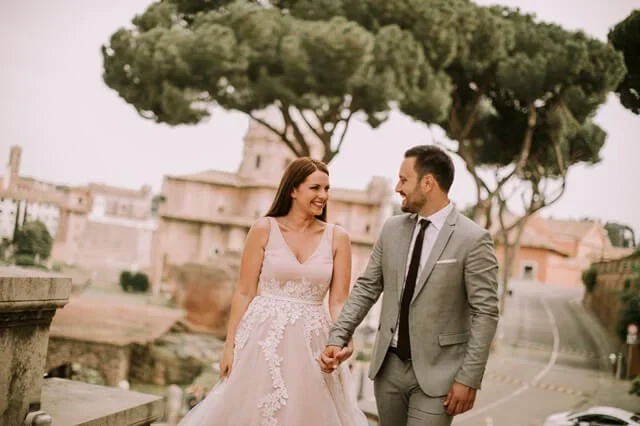 Recém-casados passeando em Roma, Itália
